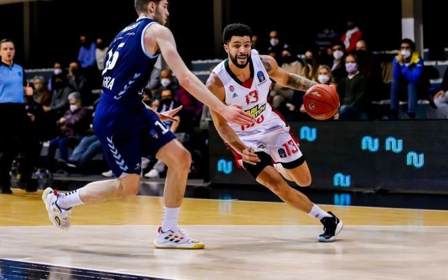 Darius Thompson maneja el bal&oacute;n durante un partido de la pasada Eurocup con el Lokomotiv Kuban