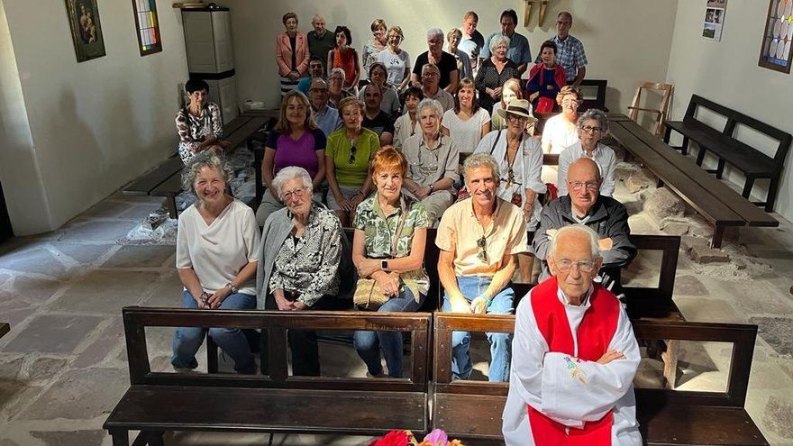 Familiares y amigos participaron en la misa celebrada en la ermita.