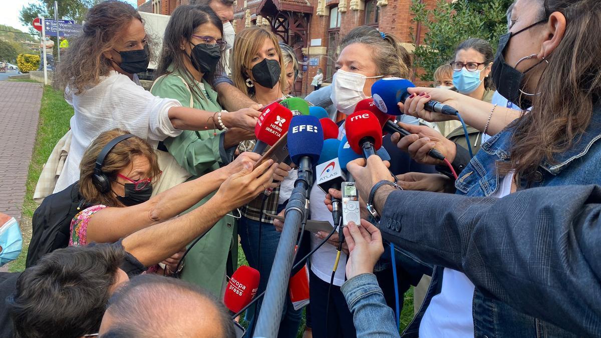 La consejera de Salud, Gotzone Sagardui, frente al pabellón Iturrizar del Hospital de Basurto