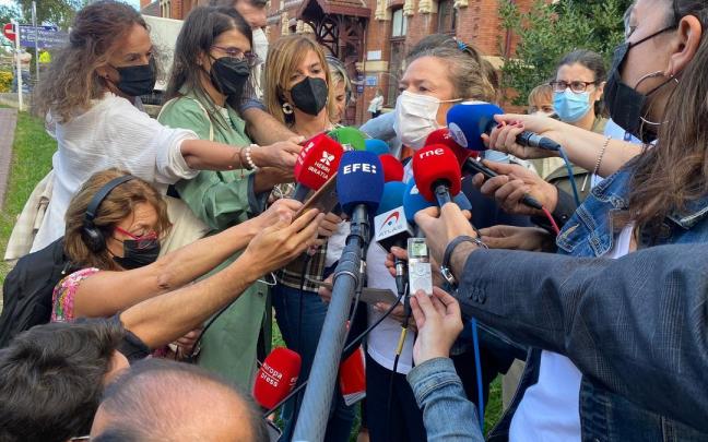 La consejera de Salud, Gotzone Sagardui, frente al pabellón Iturrizar del Hospital de Basurto