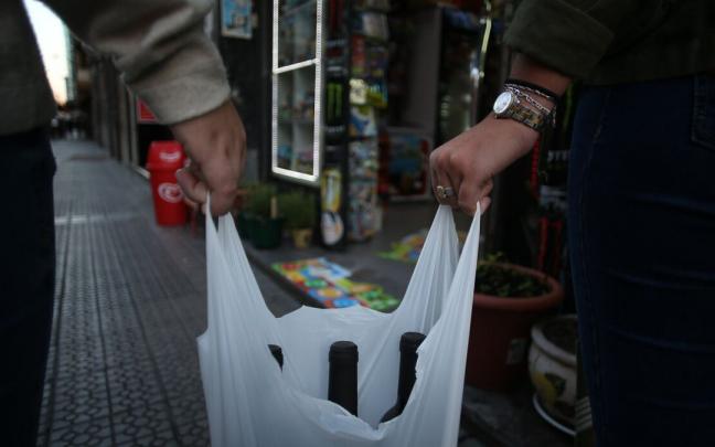 Jóvenes portando una bolsa llena de alcohol. Jóvenes portando una bolsa llena de alcohol.