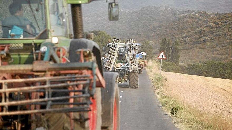 Tractores en el campo alavés.