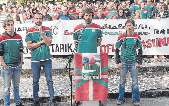 Lectura del manifiesto en favor de la oficialidad. | FOTO: OSKAR M. BERNAL