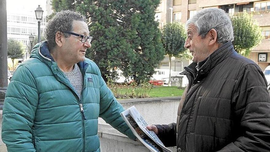 Pepe Mouliaa y Juan Antonio Armentia conversan.