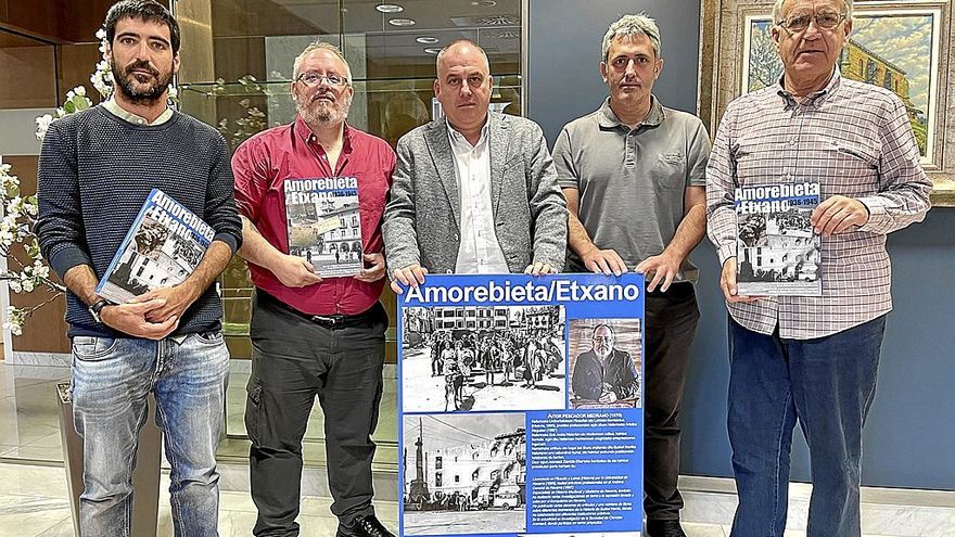 El investigador Aitor Pescador junto a representantes municipales en la presentación del libro. | FOTO: AYUNTAMIENTO DE AMOREBIETA