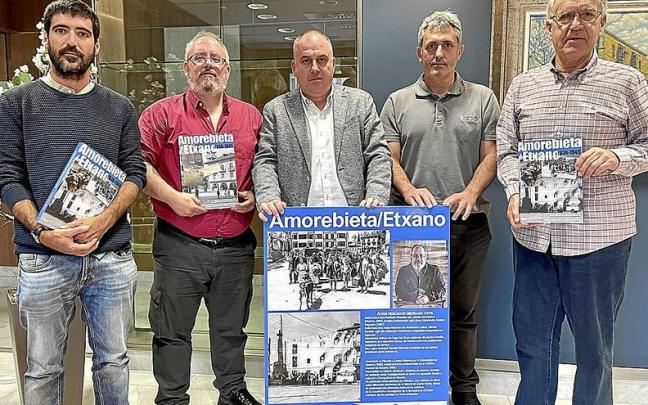 El investigador Aitor Pescador junto a representantes municipales en la presentaci&oacute;n del libro. | FOTO: AYUNTAMIENTO DE AMOREBIETA