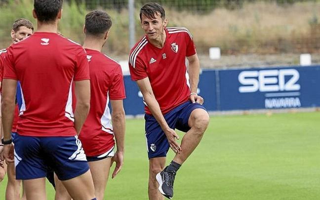 Budimir parece bromear con sus compañeros mostrándoles la zona de la pierna con la que remató por encima del larguero un buen centro de Moi Gómez, tras una gran pared con Rubén García, que estuvo a punto de conver