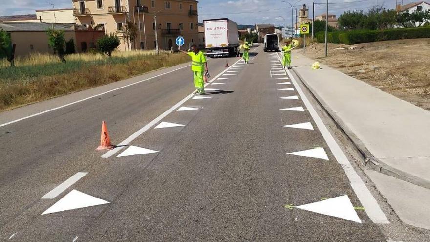 Pintado de los 'dientes de dragón' en una carretera