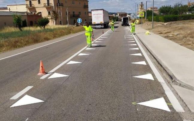 Pintado de los 'dientes de drag&oacute;n' en una carretera