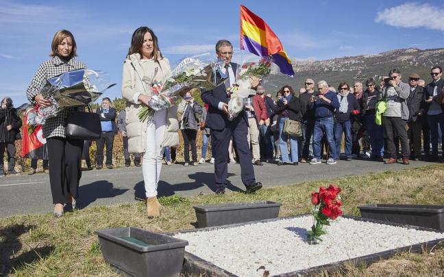 La alcaldesa de Labastida, Laura Pérez, y la consejera Beatriz Artolazabal, en el homenaje.