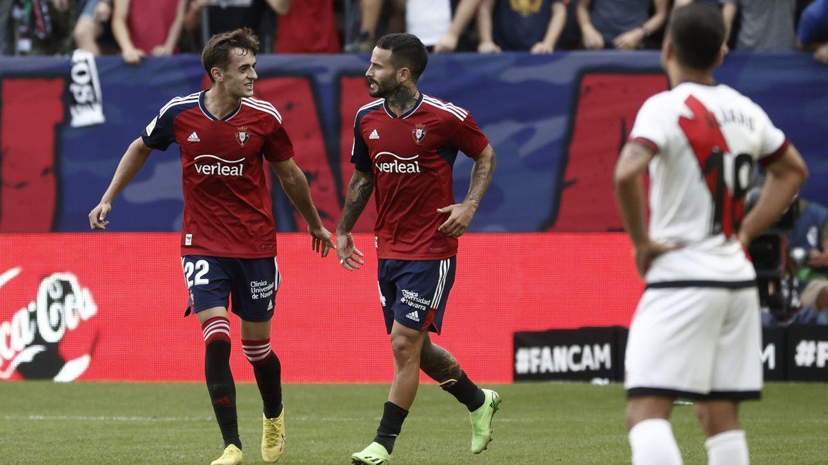 Rubén García celebra junto a su compañero Aimar Oroz su gol.