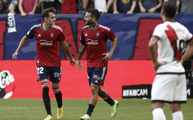 Rub&eacute;n Garc&iacute;a celebra junto a su compa&ntilde;ero Aimar Oroz su gol.