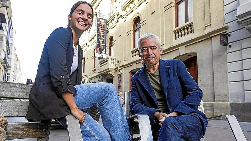 Irene Zarrabeitia y Jokin Oregi, ayer en la calle San Prudencio. | FOTO: JORGE MUÑOZ