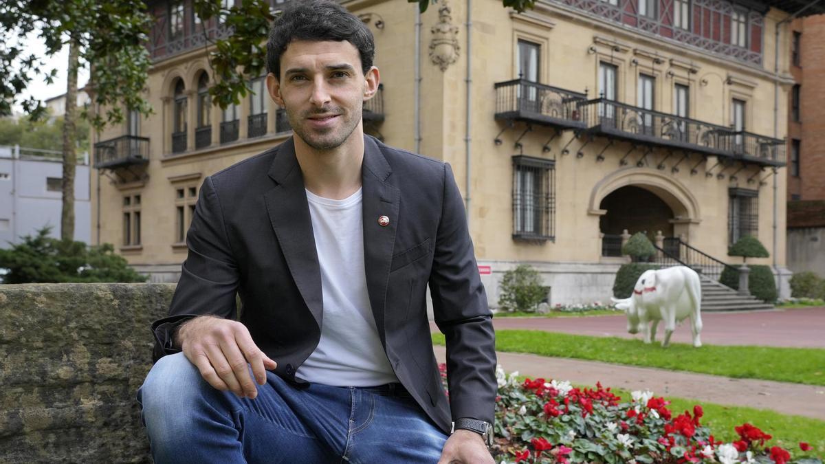Jokin Altuna posa en el Palacio de Ibaigane