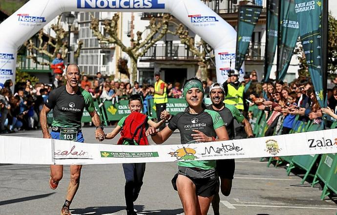 María Ordónez cruza la línea de meta junto a sus compañeros del Txurregi.