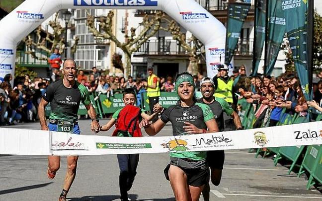 María Ordónez cruza la línea de meta junto a sus compañeros del Txurregi.