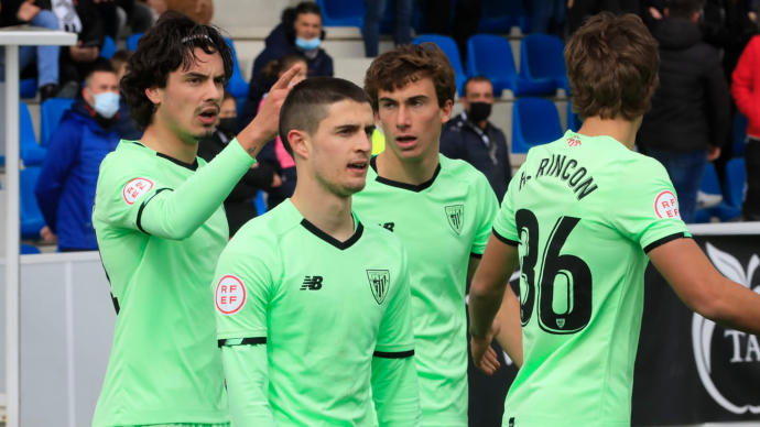 Los jugadores del Bilbao Athletic celebran el gol de la victoria.