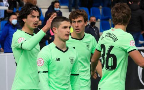 Los jugadores del Bilbao Athletic celebran el gol de la victoria.