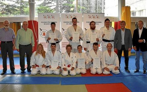 De izquierda a derecha: Josetxo Areta, Miguel Pozueta, los judocas (los profesores Maika Burgaleta, Arantza Meca y Eduardo Marco entre ellos), Félix Pastor y Juan Carlos Barcos.