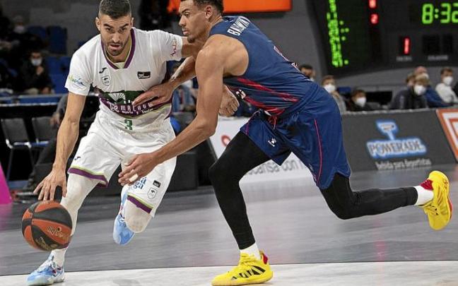 Baldwin defiende a Jaime Fernández en el choque disputado en Gasteiz. Foto: Jorge Muñoz