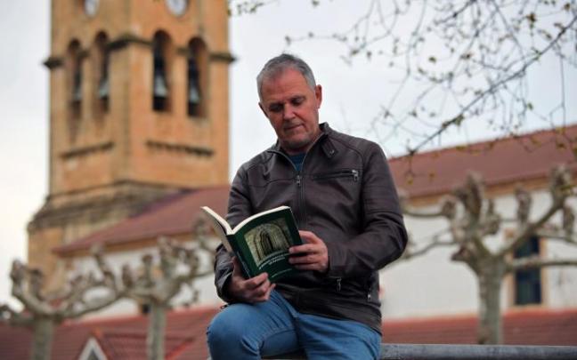 Joseba Zarraga, natural de Barrika, presentará próximamente su libro sobre el municipio.