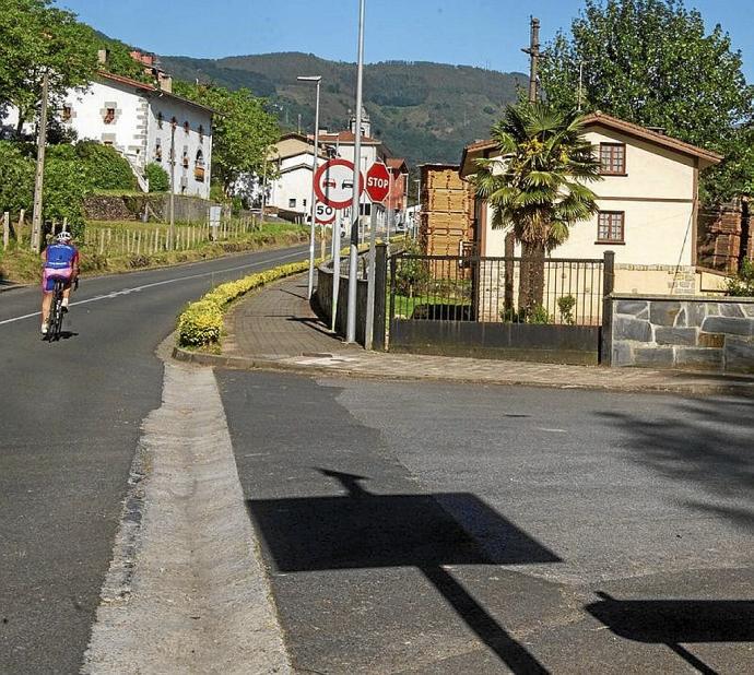 La carretera que atraviesa el pueblo de Berrobi.