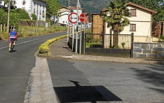 La carretera que atraviesa el pueblo de Berrobi.