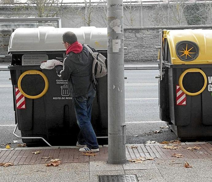 Contenedores accesibles en las calles de Vitoria. Foto: Josu Chavarri