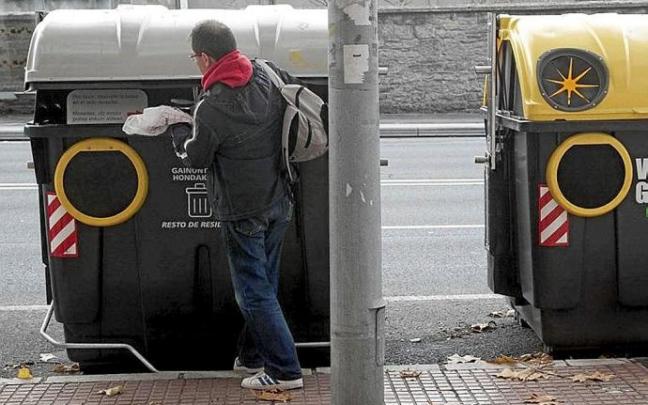 Contenedores accesibles en las calles de Vitoria. Foto: Josu Chavarri