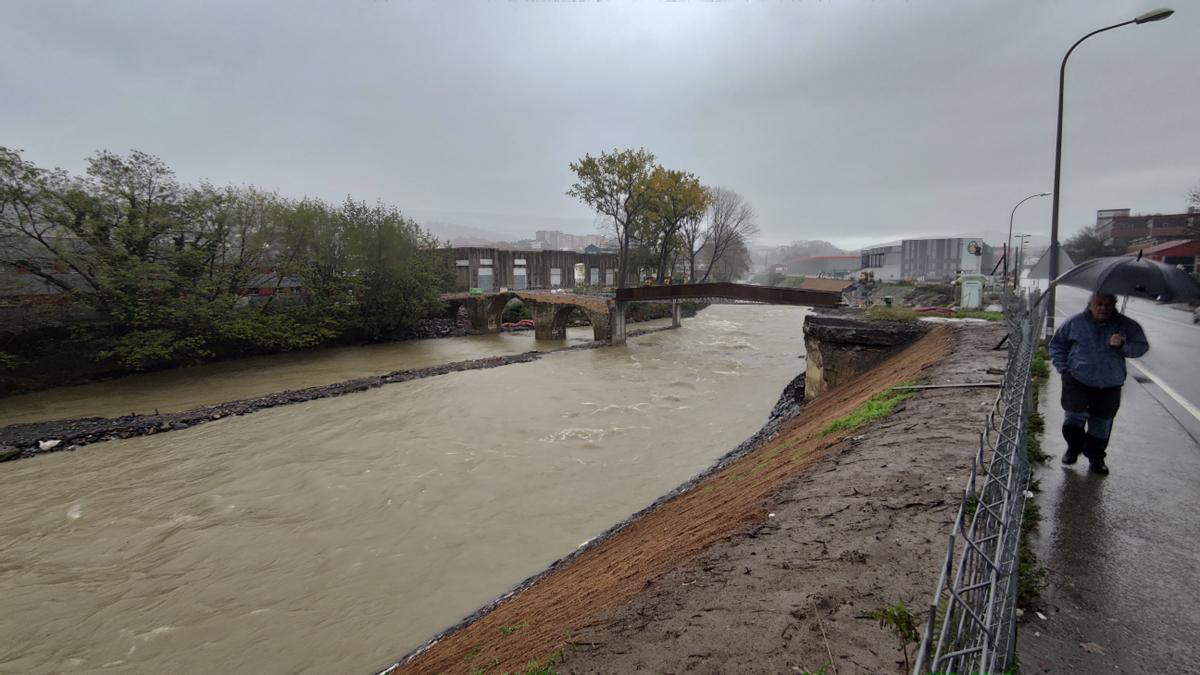 El Ibaizabal con el cauce ampliado a su paso por el puente de Mercadillo durante las intensas lluvias de noviembre pasado.