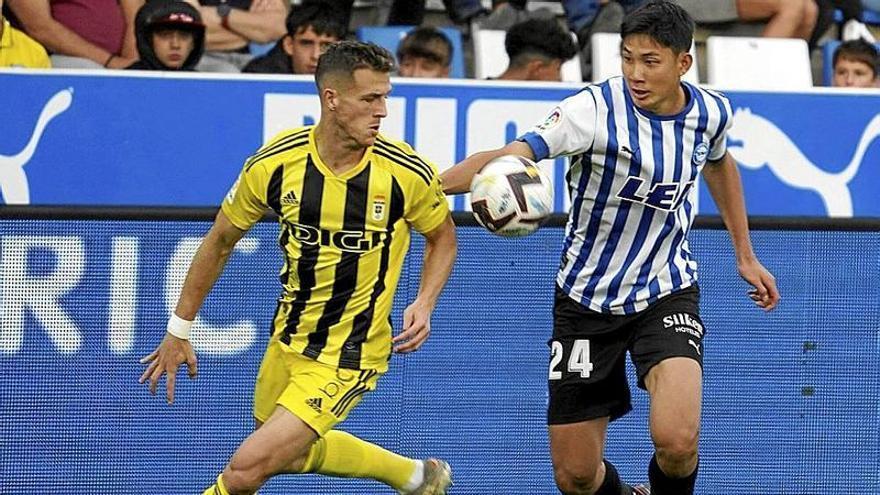 Taichi Hara trata de hacerse con el balón durante el partido disputado ante el Real Oviedo. | FOTO: ALEX LARRETXI