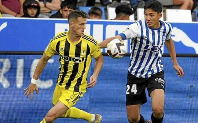 Taichi Hara trata de hacerse con el bal&oacute;n durante el partido disputado ante el Real Oviedo. | FOTO: ALEX LARRETXI