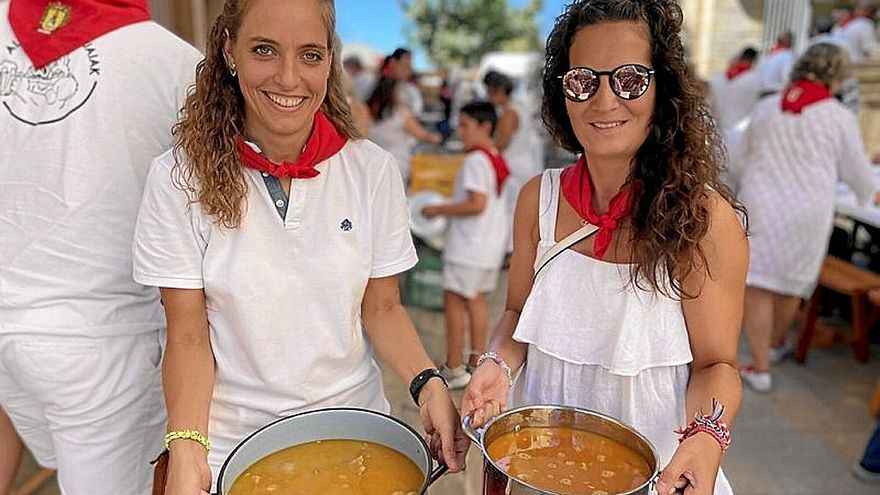 María Rodríguez y Cristina Romero llevando pochas a su mesa.