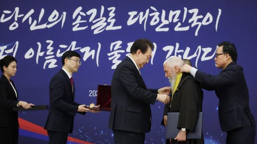 Luis María Uribe recibe la condecoración de manos del presidente de Corea del Sur