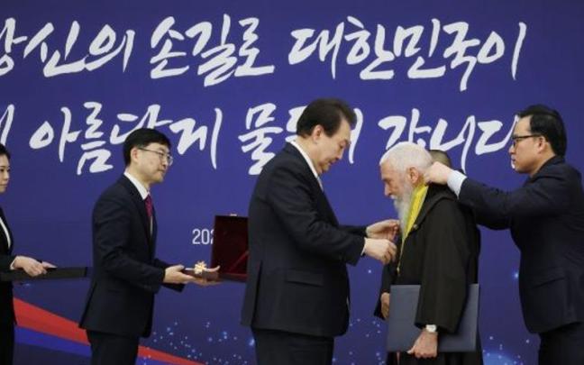 Luis María Uribe recibe la condecoración de manos del presidente de Corea del Sur