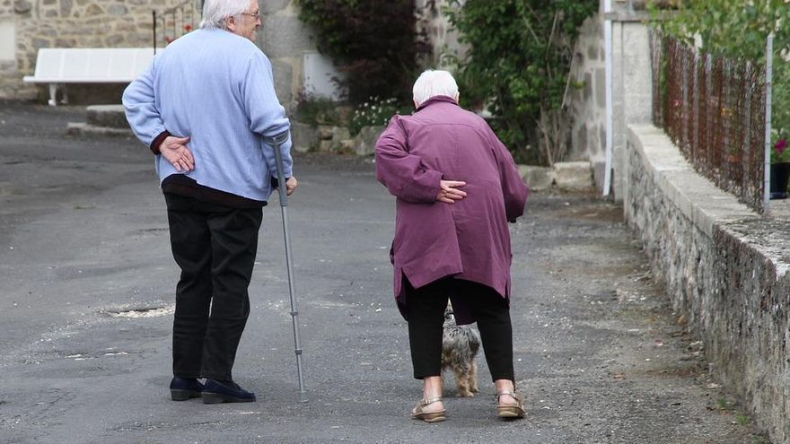 Una pareja de mayores dando un paseo.