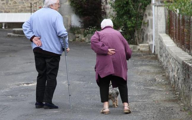 Una pareja de mayores dando un paseo. Una pareja de mayores dando un paseo.