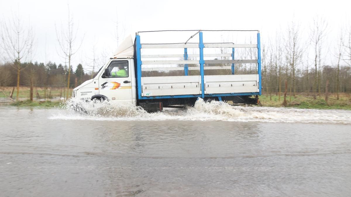 Una camioneta pasa sobre una balsa de agua en Gatika