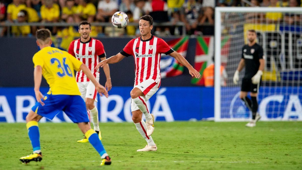 Mikel Vesga controla un balón ante la presencia de Blanco.