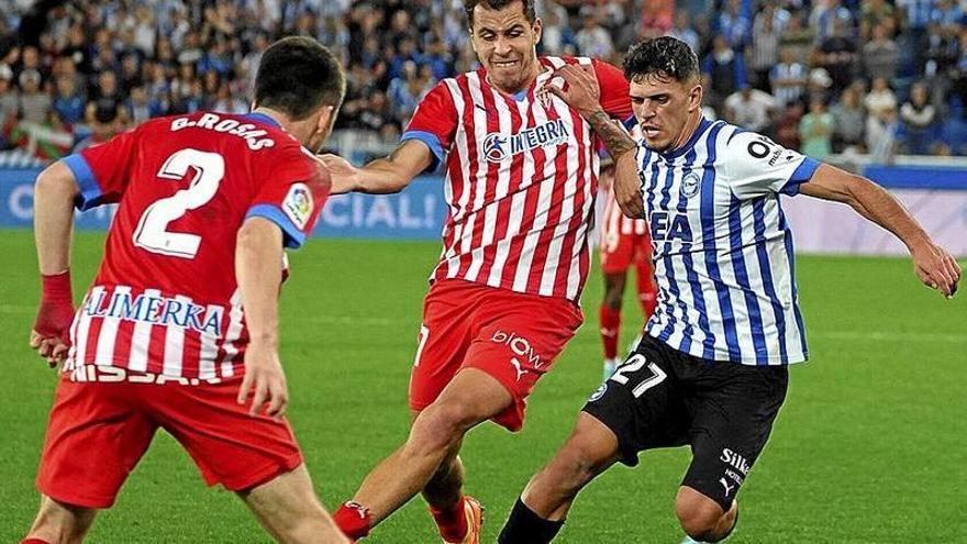 Javi López defiende el balón ante dos rivales