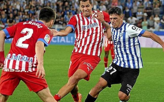 Javi López defiende el balón ante dos rivales Javi López defiende el balón ante dos rivales
