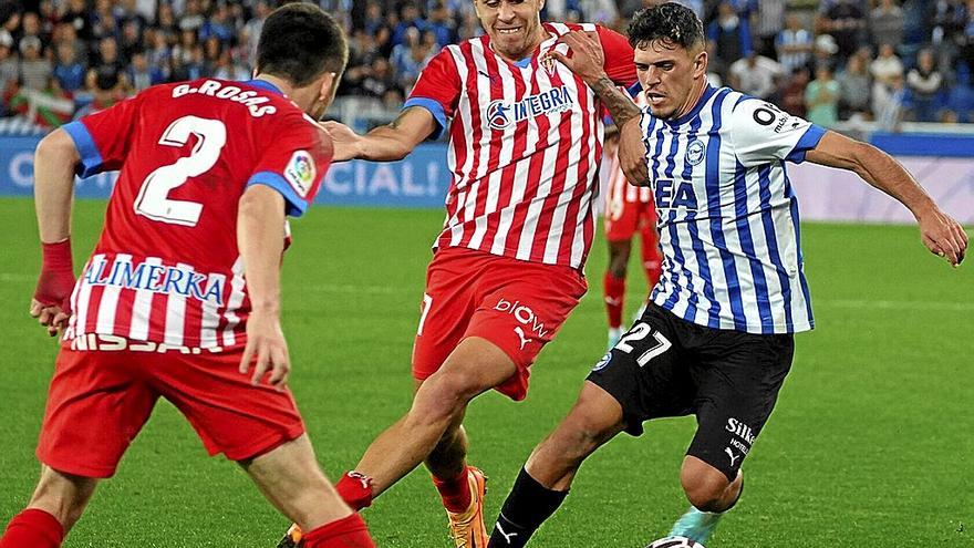 Javi López defiende intensamente el balón ante la presión de Rosas y Rivera, del Sporting. | FOTO: JORGE MUÑOZ