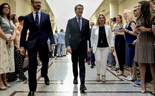 Feijóo, flanqueado por Javier Maroto y la navarra Amelia Salanueva el día en el que el presidente del PP debutó en el Senado, a finales de mayo Feijóo, flanqueado por Javier Maroto y la navarra Amelia Salanueva el día en el que el presidente del PP debutó en el Senado, a finales de mayo