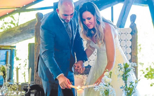Itxaso Ruiz y Axel Calvín celebraron ayer en Loiu su boda, tras cancelarla dos veces por la pandemia, con sus dos hijos Maddi y Luka como testigos de excepción, familiares y amigos. | FOTO: JOSÉ MARI MARTÍNEZ Itxaso Ruiz y Axel Calvín celebraron ayer en Loiu su boda, tras cancelarla dos veces por la pandemia, con sus dos hijos Maddi y Luka como testigos de excepción, familiares y amigos. | FOTO: JOSÉ MARI MARTÍNEZ
