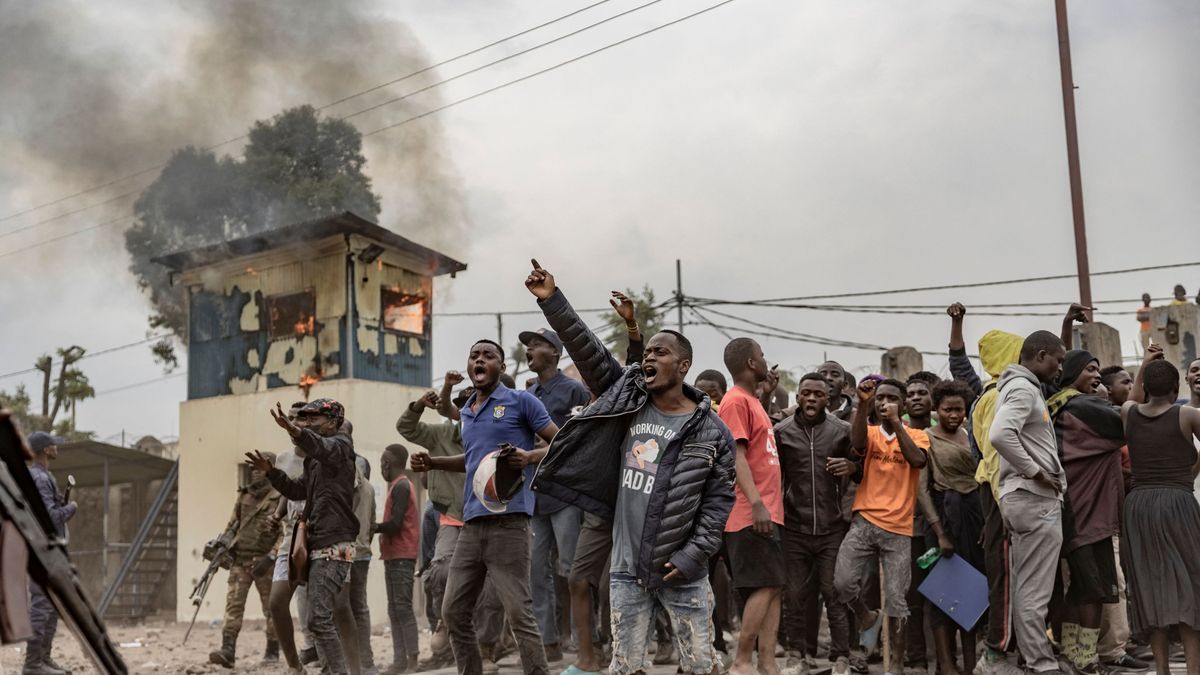 Un grupo de personas protesta en una calle de la localidad congoleña de Goma.
