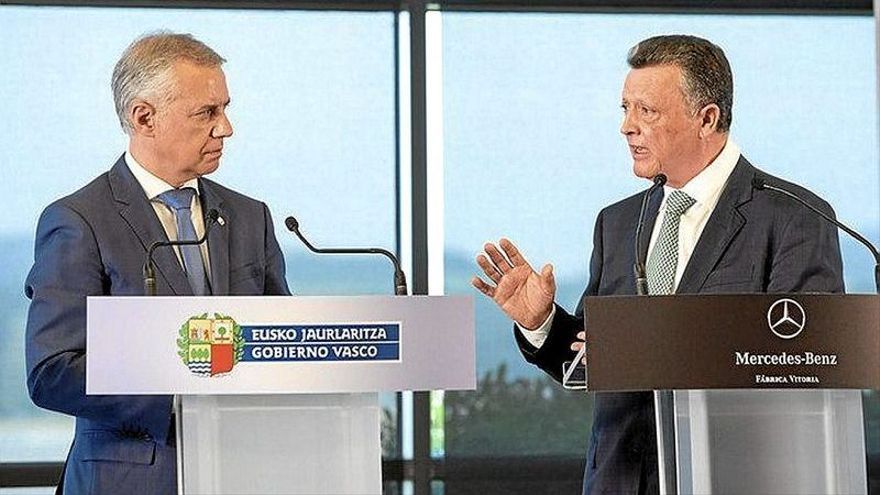 El director de Mercedes-Benz en Vitoria, Emilio Titos (i), junto al lehandakari, Iñigo Urkullu, en un reciente acto en el Parque Tecnológico de Miñano.