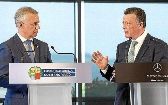 El director de Mercedes-Benz en Vitoria, Emilio Titos (i), junto al lehandakari, Iñigo Urkullu, en un reciente acto en el Parque Tecnológico de Miñano. El director de Mercedes-Benz en Vitoria, Emilio Titos (i), junto al lehandakari, Iñigo Urkullu, en un reciente acto en el Parque Tecnológico de Miñano.