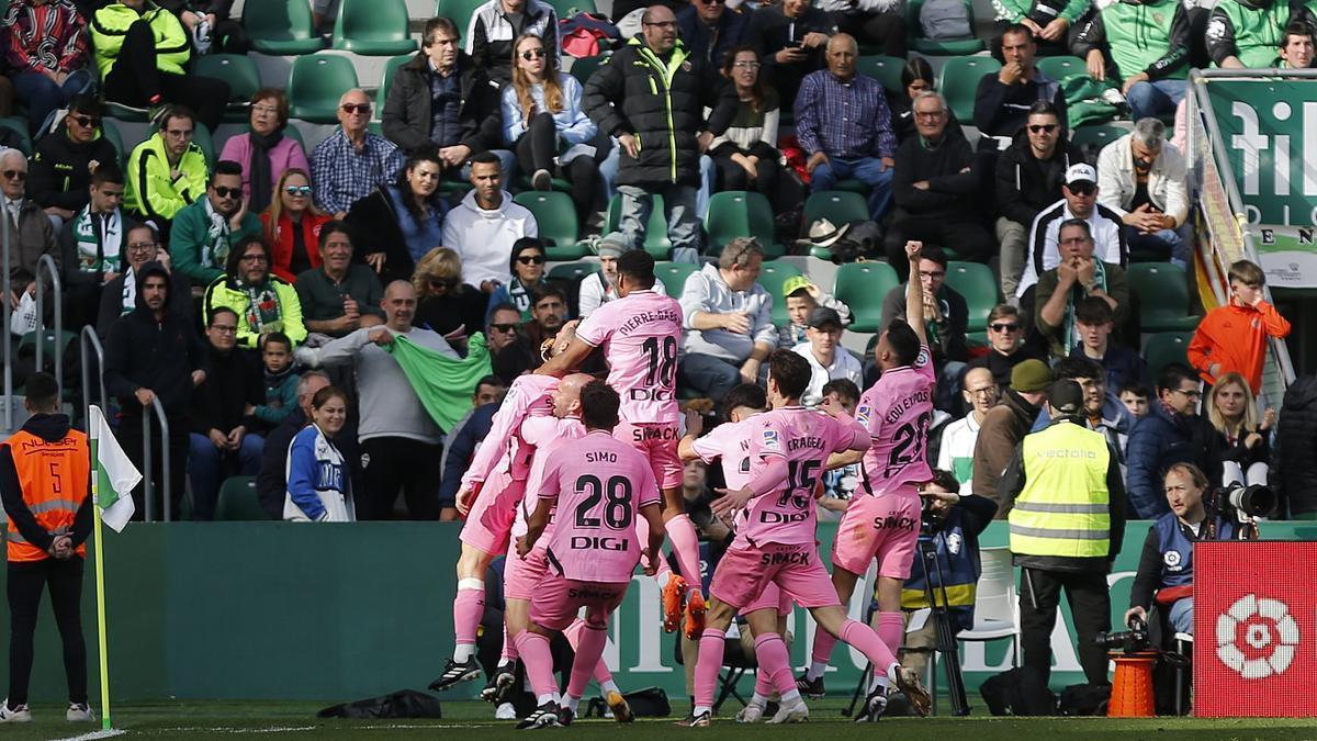 El centrocampista del Espanyol Sergi Darder celebra con sus compañeros su gol ante el Elche