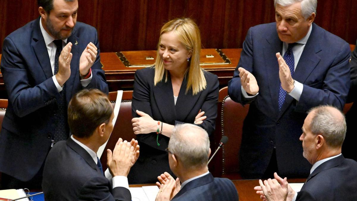 Meloni es aplaudida tras ofrecer su primer discurso ante el Parlamento italiano.