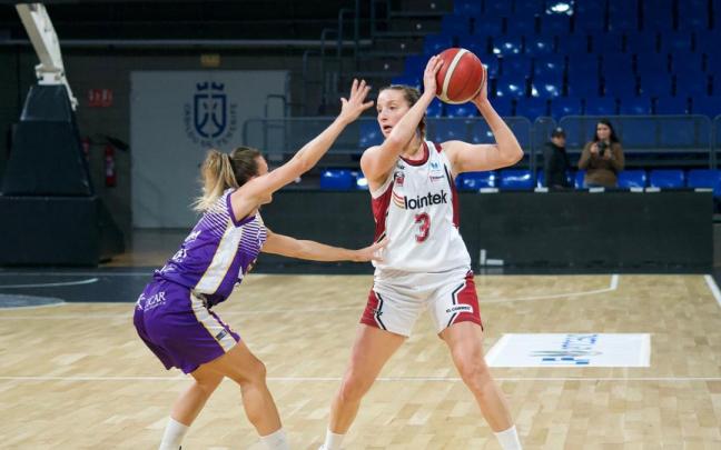 Laura Spreafico protege el balon ante la defensa de Miljkovic.